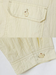 製品画像: UPF50+ 軽量サンプロテクションナイロンジャケットの全体展示。レトロなカーゴスタイルと現代的な機能性が融合したデザイン。紫外線対策と撥水機能を備えた軽量素材が、快適さと耐久性を提供し、夏のアウトドアや日常的な使用に最適なジャケットです。
詳細画像: UPF50+の高い紫外線防止効果を持つナイロン素材と、デザイン性の高いカーゴポケット部分のディテール特写。通気性があり、撥水性にも優れ、長時間の使用でも快適に過ごせるよう設計されています。