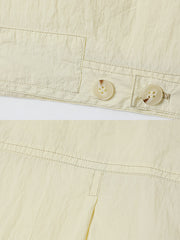 製品画像: UPF50+ 軽量サンプロテクションナイロンジャケットの全体展示。レトロなカーゴスタイルと現代的な機能性が融合したデザイン。紫外線対策と撥水機能を備えた軽量素材が、快適さと耐久性を提供し、夏のアウトドアや日常的な使用に最適なジャケットです。
詳細画像: UPF50+の高い紫外線防止効果を持つナイロン素材と、デザイン性の高いカーゴポケット部分のディテール特写。通気性があり、撥水性にも優れ、長時間の使用でも快適に過ごせるよう設計されています。