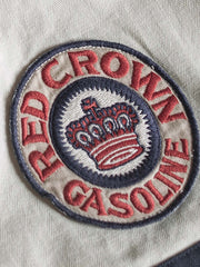 シャツの刺繍パッチとデニム素材の詳細をクローズアップで表示し、精巧な仕上がりを確認できます。