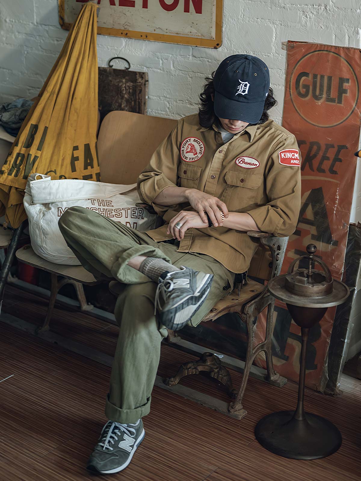 モデルがヴィンテージ刺繍パッチガソリンステーションワークシャツを着用し、そのスタイリッシュで実用的な着こなしを披露しています。