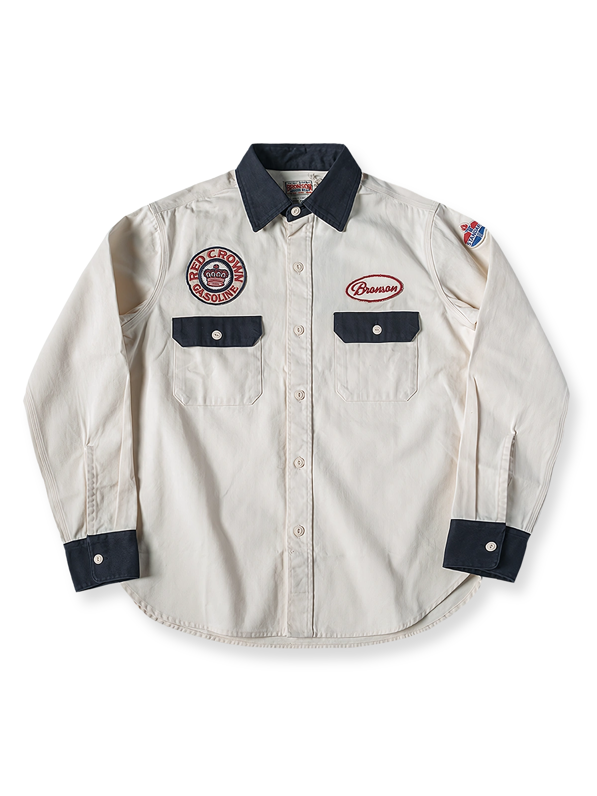 ヴィンテージ刺繍パッチガソリンステーションワークシャツの全体像を展示し、独特なデザインとディテールが強調されています。