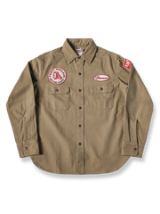 ヴィンテージ刺繍パッチガソリンステーションワークシャツの全体像を展示し、独特なデザインとディテールが強調されています。