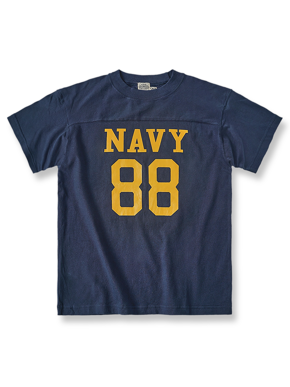 海軍88号アメリカンフットボール半袖ピュアコットンTシャツのフロントビュー、特に大胆な数字と文字デザインを強調。