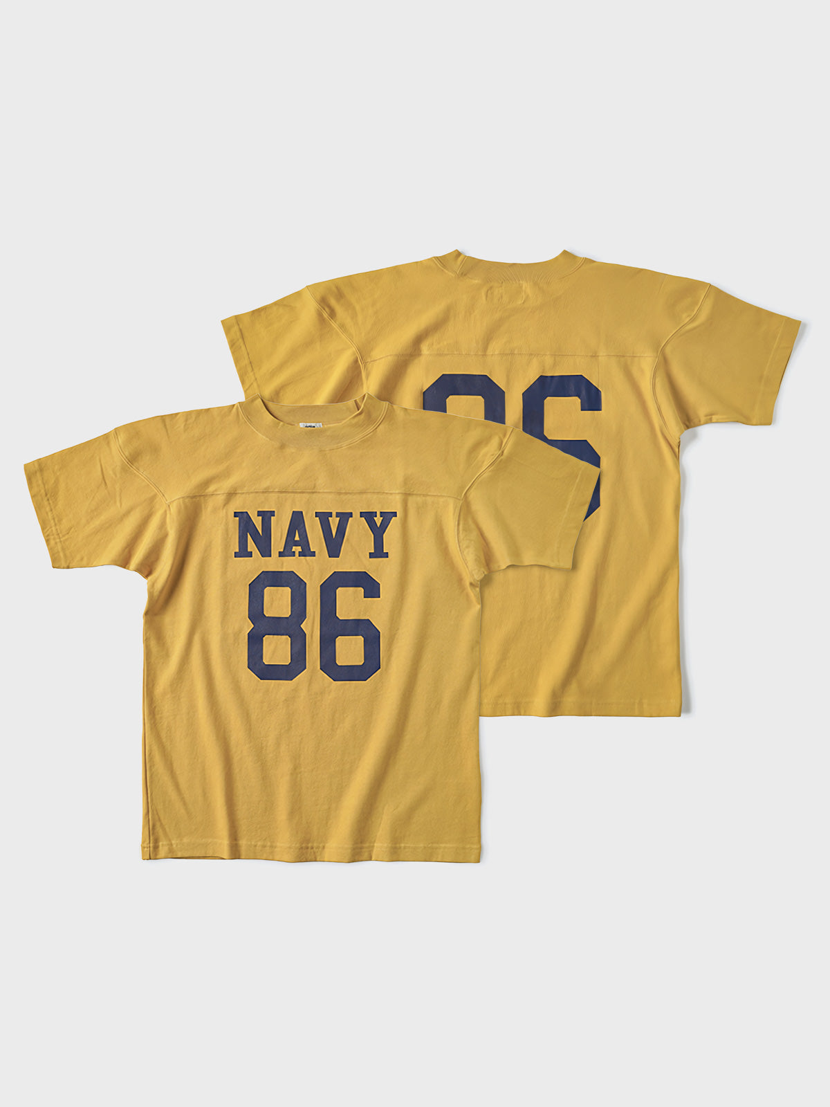 Tシャツのテクスチャーとディテールのクローズアップ、素材の天然感と耐久性を示す。