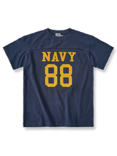 海軍88号アメリカンフットボール半袖ピュアコットンTシャツのフロントビュー、特に大胆な数字と文字デザインを強調。