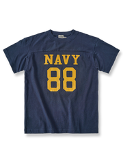 海軍88号アメリカンフットボール半袖ピュアコットンTシャツのフロントビュー、特に大胆な数字と文字デザインを強調。