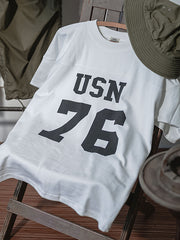 Tシャツのテクスチャーとディテールのクローズアップ、素材の天然感と耐久性を示す。