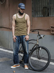 モデルがヴィンテージナローショルダー タンクトップを着用し、カジュアルパンツとスニーカーを合わせた全体のスタイルを展示。