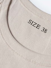 タンクトップのリブ素材のディテール、優れた伸縮性と自然なフィット感を展示。