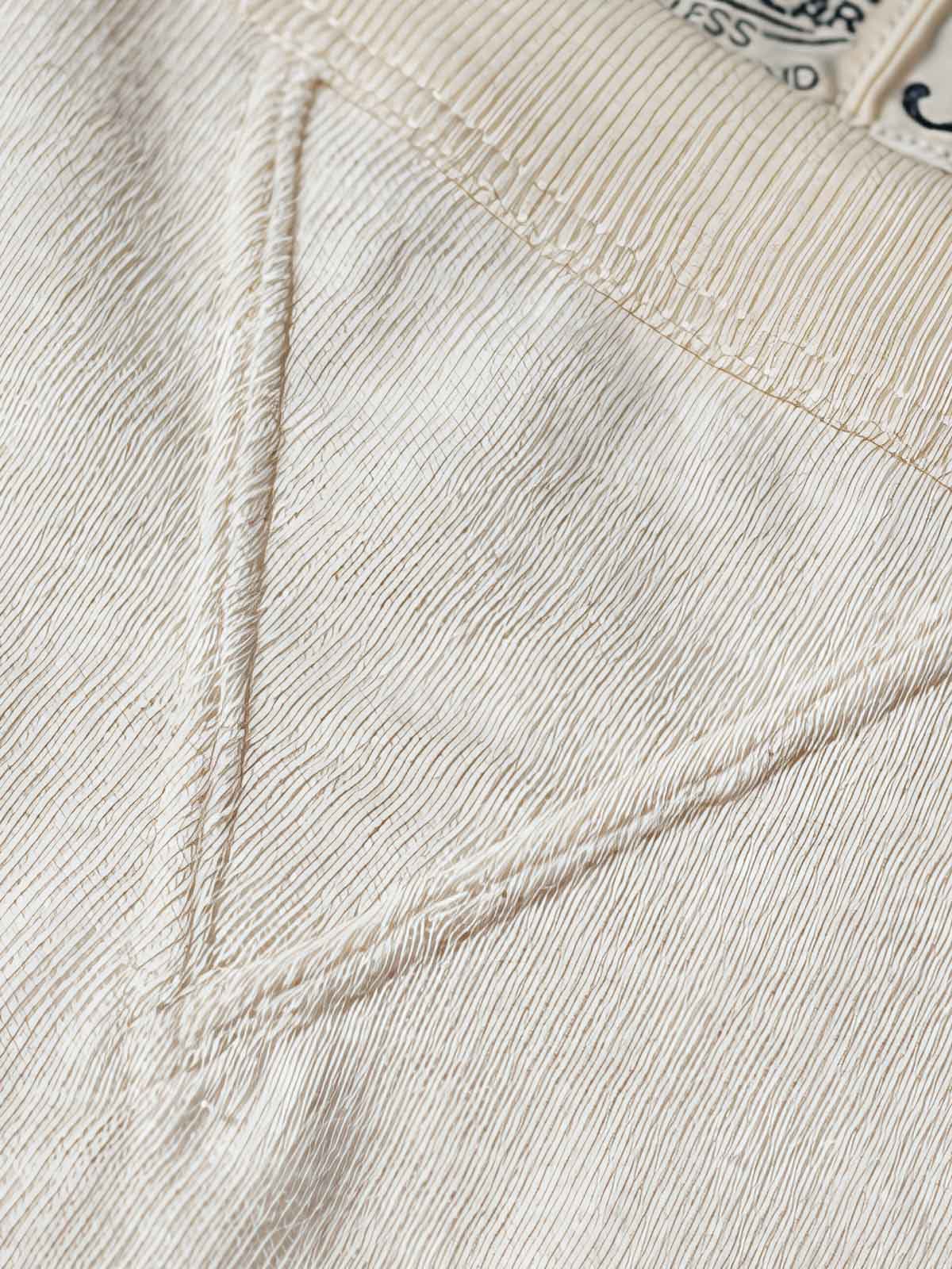 Tシャツの双Vネックデザインとインクプリントのクローズアップ