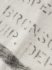 Tシャツの双Vネックデザインとインクプリントのクローズアップ