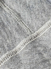 Tシャツの双Vネックデザインとインクプリントのクローズアップ