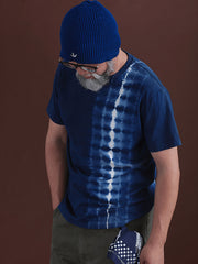 モデルが手作り藍染めタイダイ純綿Tシャツを着用、無地のカジュアルショーツとキャンバスシューズで完璧な週末カジュアルスタイル