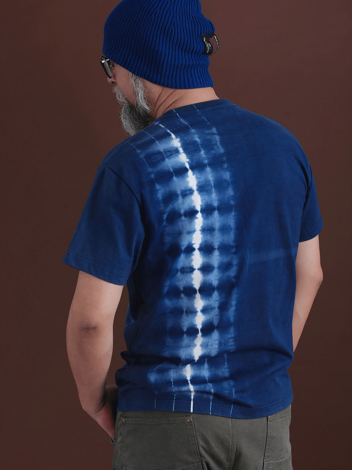 モデルが手作り藍染めタイダイ純綿Tシャツを着用、無地のカジュアルショーツとキャンバスシューズで完璧な週末カジュアルスタイル