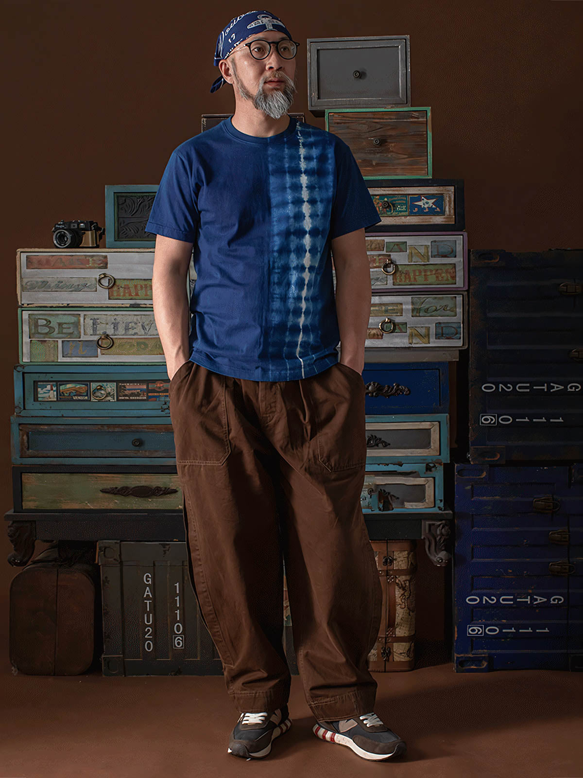 モデルが手作り藍染めタイダイ純綿Tシャツを着用、無地のカジュアルショーツとキャンバスシューズで完璧な週末カジュアルスタイル