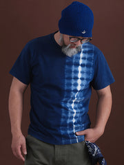 モデルが手作り藍染めタイダイ純綿Tシャツを着用、無地のカジュアルショーツとキャンバスシューズで完璧な週末カジュアルスタイル