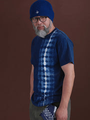 モデルが手作り藍染めタイダイ純綿Tシャツを着用、無地のカジュアルショーツとキャンバスシューズで完璧な週末カジュアルスタイル