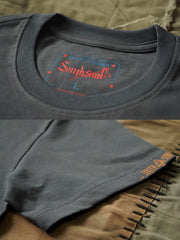 ディテールクローズアップ:精梳綿刺繍ラウンドネックTシャツの首元の刺繍ディテール、滑らかで柔らかな精梳綿素材