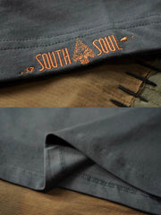 ディテールクローズアップ:精梳綿刺繍ラウンドネックTシャツの首元の刺繍ディテール、滑らかで柔らかな精梳綿素材