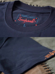 ディテールクローズアップ:精梳綿刺繍ラウンドネックTシャツの首元の刺繍ディテール、滑らかで柔らかな精梳綿素材