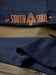 ディテールクローズアップ:精梳綿刺繍ラウンドネックTシャツの首元の刺繍ディテール、滑らかで柔らかな精梳綿素材