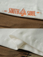 ディテールクローズアップ:精梳綿刺繍ラウンドネックTシャツの首元の刺繍ディテール、滑らかで柔らかな精梳綿素材