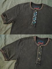 ヘンリーネックシャツの襟元と袖口の詳細。高品質のスレッド技術とカスタムリブが特徴です。