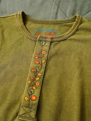 首元の細やかな刺繍と質感豊かなコットン素材のディテール、耐久性と快適性を兼ね備えています