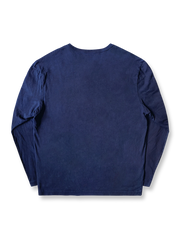 製品画像
伝統的な藍染め技法を施したヘンリーネック長袖Tシャツの全体画像。260gの厚手コットン素材とクラシックなデザインが際立つ一枚。
詳細画像
藍染めによる独特なグラデーションと、染色されたコットン縫い目の細部を強調したクローズアップ画像。1点ごとに異なる色合いや職人の手作り感が魅力。