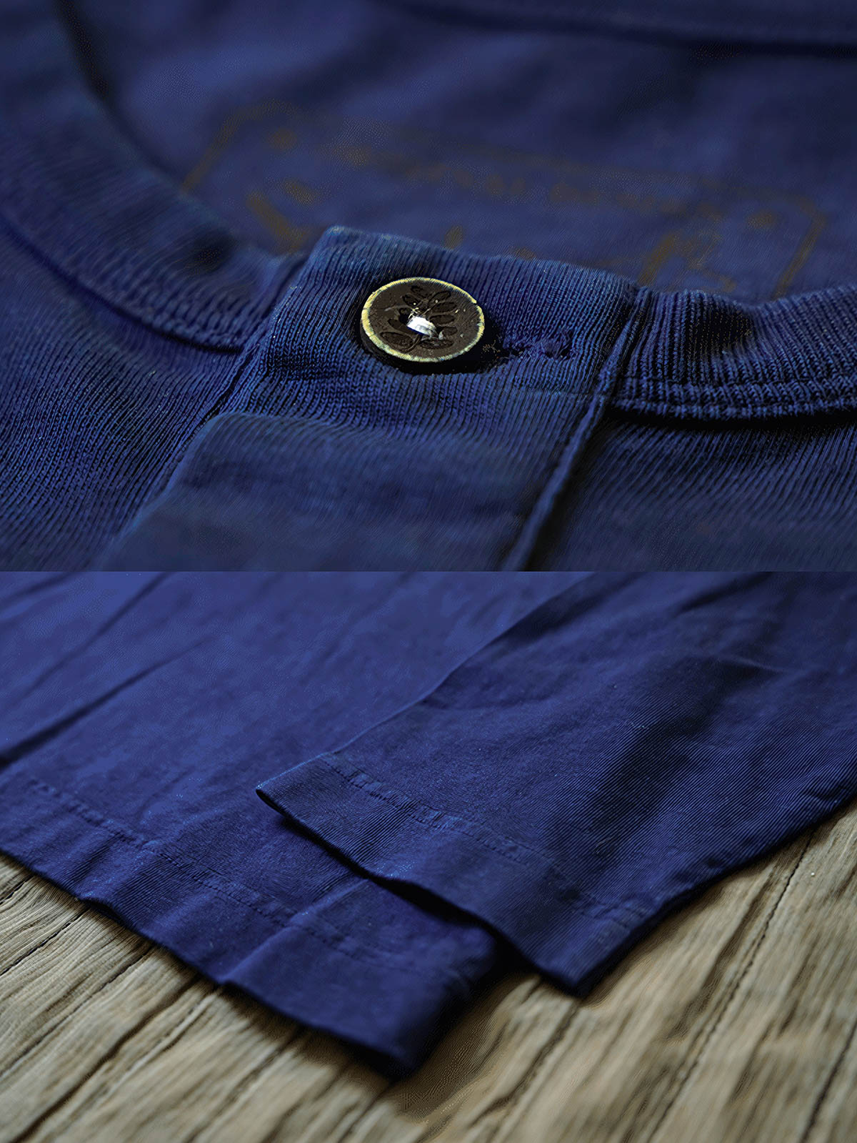 製品画像
伝統的な藍染め技法を施したヘンリーネック長袖Tシャツの全体画像。260gの厚手コットン素材とクラシックなデザインが際立つ一枚。
詳細画像
藍染めによる独特なグラデーションと、染色されたコットン縫い目の細部を強調したクローズアップ画像。1点ごとに異なる色合いや職人の手作り感が魅力。