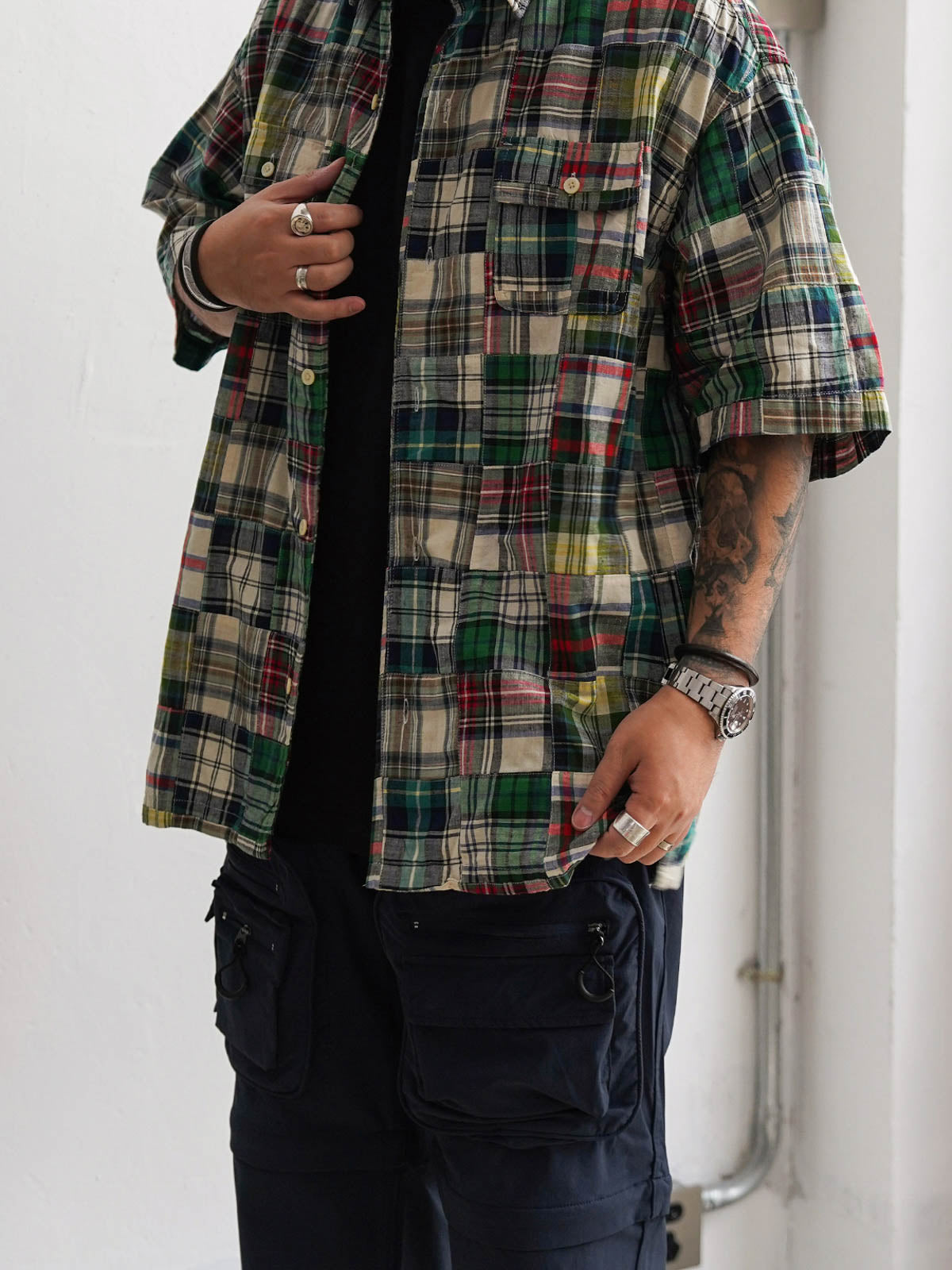 モデル画像: モデルが着用した復古パッチワークグリーンヒャクヤ布デザインのリラックスフィット半袖多ポケットシャツ