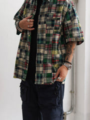 モデル画像: モデルが着用した復古パッチワークグリーンヒャクヤ布デザインのリラックスフィット半袖多ポケットシャツ