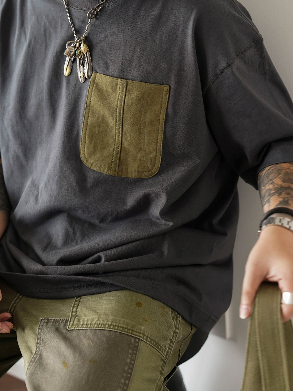 モデルが着用したTシャツのスタイリング例
