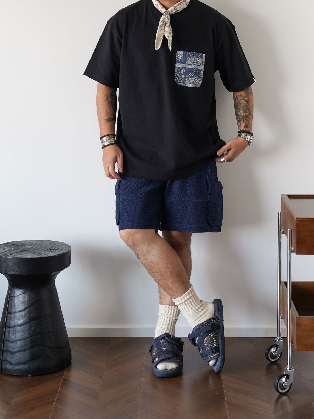 モデルが着用したTシャツのスタイリング例