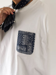 モデルが着用したTシャツのスタイリング例