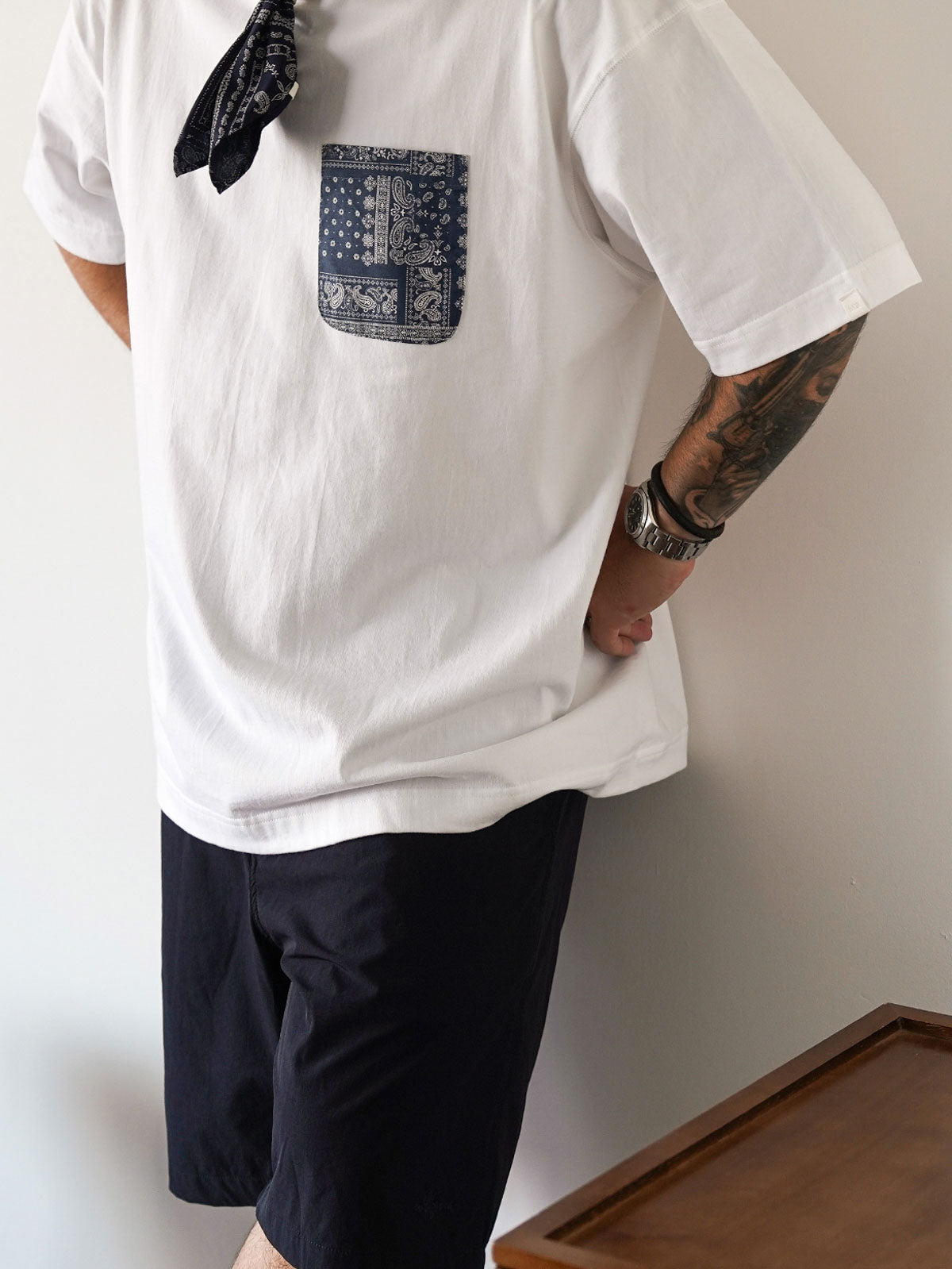 モデルが着用したTシャツのスタイリング例