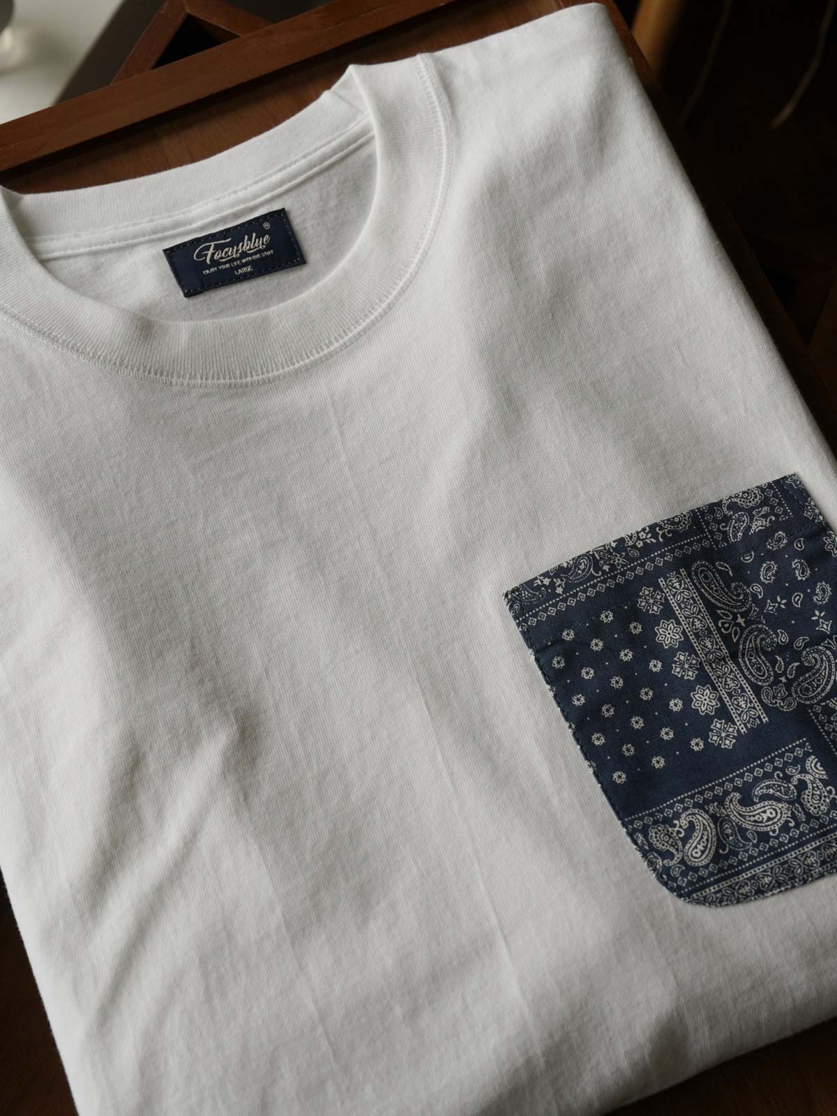 Tシャツのペイズリー柄ウォッシュ加工ポケットのディテール