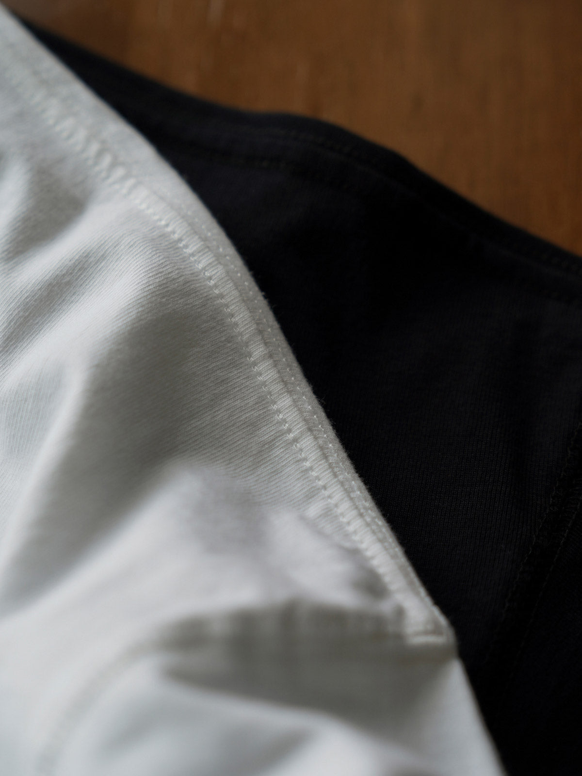 Tシャツのペイズリー柄ウォッシュ加工ポケットのディテール