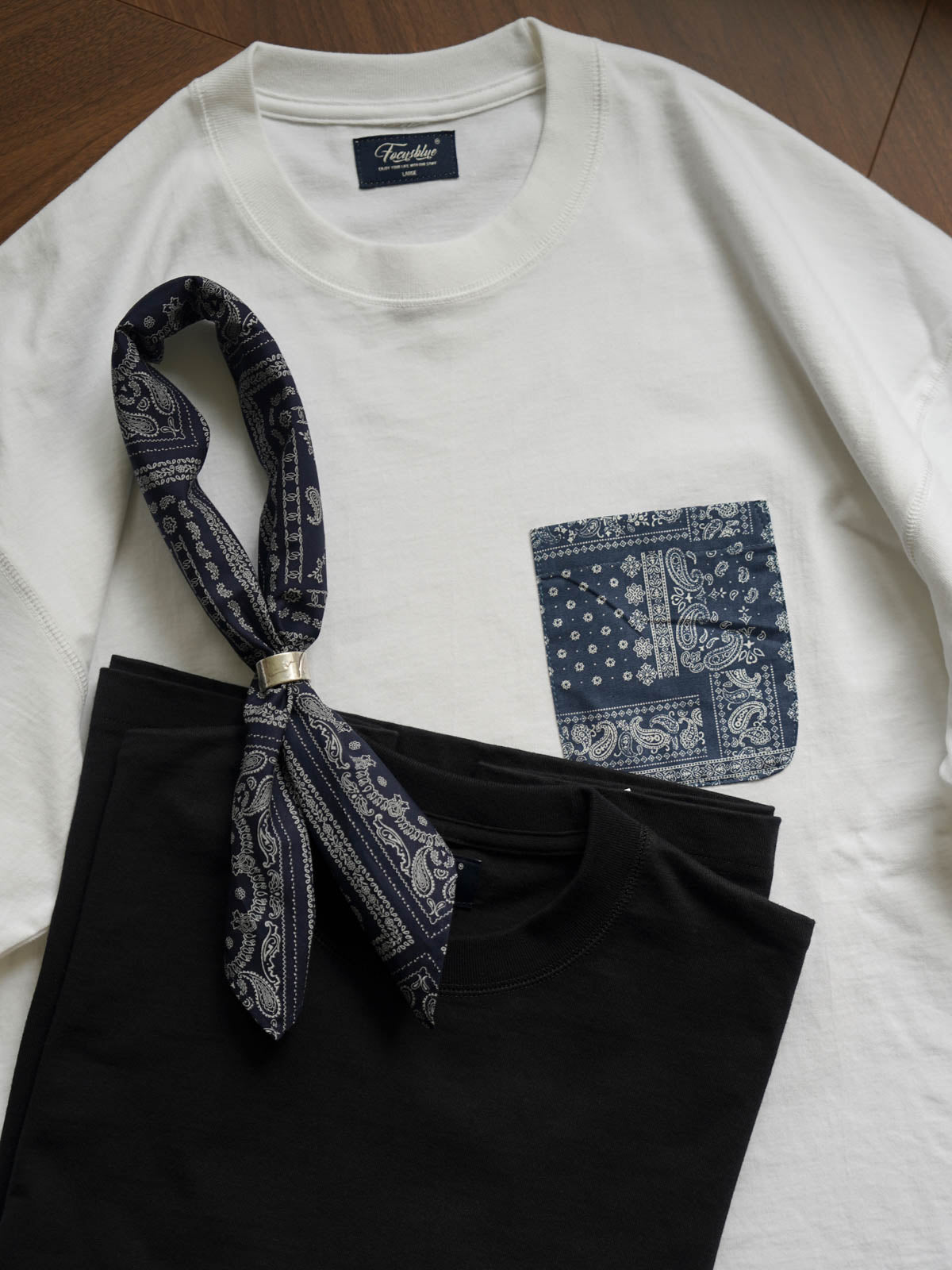 Tシャツのペイズリー柄ウォッシュ加工ポケットのディテール