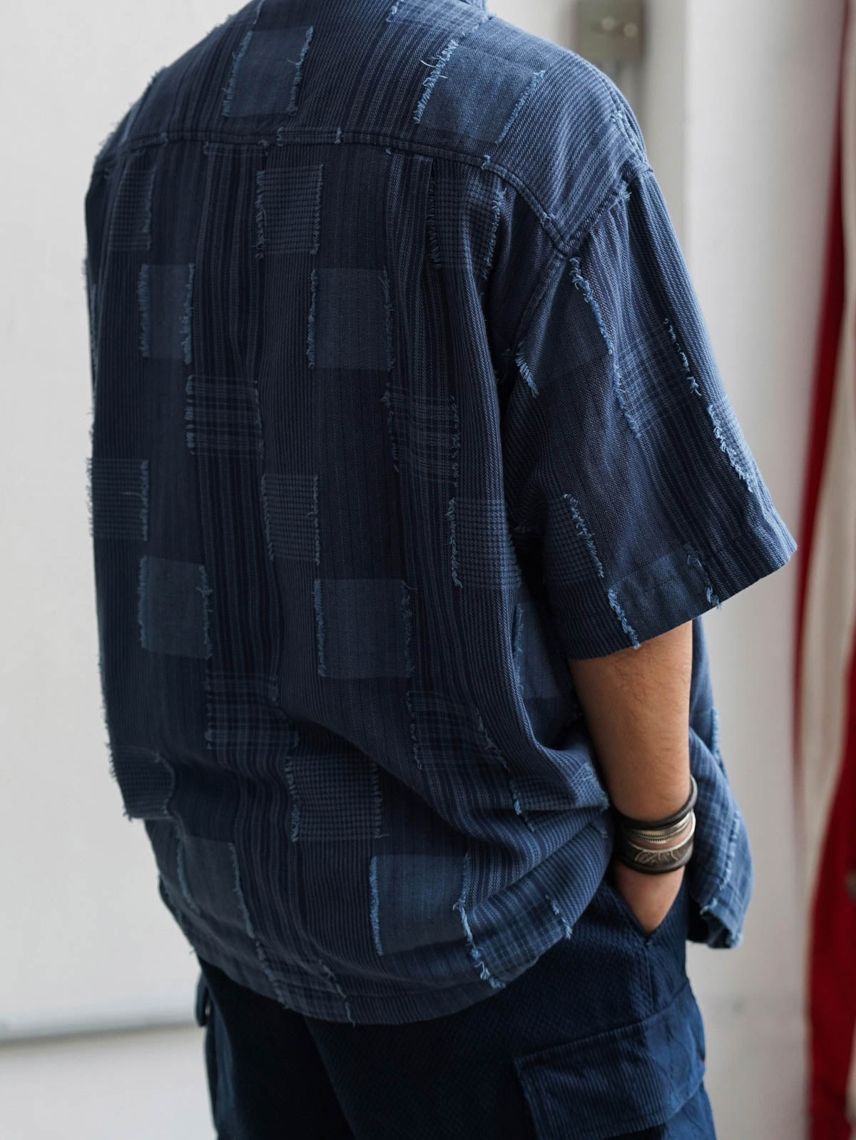 詳細画像: シャツのヒャクヤブチェックのディテールと胸元ポケットデザイン