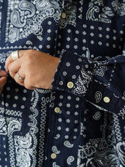 製品画像
ペイズリー柄シアサッカーシャツの正面デザイン。アメリカンバンダナ文化を反映した不規則なプリントパターンと、軽量で通気性の高いシアサッカー生地が特徴
詳細画像
3つのポケットと独特なシワ感を持つシアサッカー生地のディテール。18針/3cmの高密度縫製工法による精密な仕上がりが際立つ