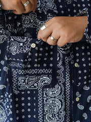 製品画像
ペイズリー柄シアサッカーシャツの正面デザイン。アメリカンバンダナ文化を反映した不規則なプリントパターンと、軽量で通気性の高いシアサッカー生地が特徴
詳細画像
3つのポケットと独特なシワ感を持つシアサッカー生地のディテール。18針/3cmの高密度縫製工法による精密な仕上がりが際立つ