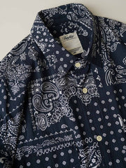 製品画像
ペイズリー柄シアサッカーシャツの正面デザイン。アメリカンバンダナ文化を反映した不規則なプリントパターンと、軽量で通気性の高いシアサッカー生地が特徴
詳細画像
3つのポケットと独特なシワ感を持つシアサッカー生地のディテール。18針/3cmの高密度縫製工法による精密な仕上がりが際立つ