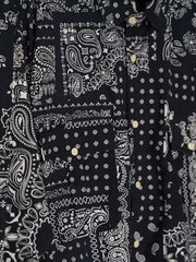 製品画像
ペイズリー柄シアサッカーシャツの正面デザイン。アメリカンバンダナ文化を反映した不規則なプリントパターンと、軽量で通気性の高いシアサッカー生地が特徴
詳細画像
3つのポケットと独特なシワ感を持つシアサッカー生地のディテール。18針/3cmの高密度縫製工法による精密な仕上がりが際立つ