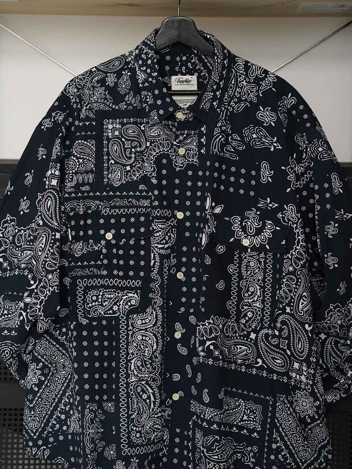 製品画像
ペイズリー柄シアサッカーシャツの正面デザイン。アメリカンバンダナ文化を反映した不規則なプリントパターンと、軽量で通気性の高いシアサッカー生地が特徴
詳細画像
3つのポケットと独特なシワ感を持つシアサッカー生地のディテール。18針/3cmの高密度縫製工法による精密な仕上がりが際立つ