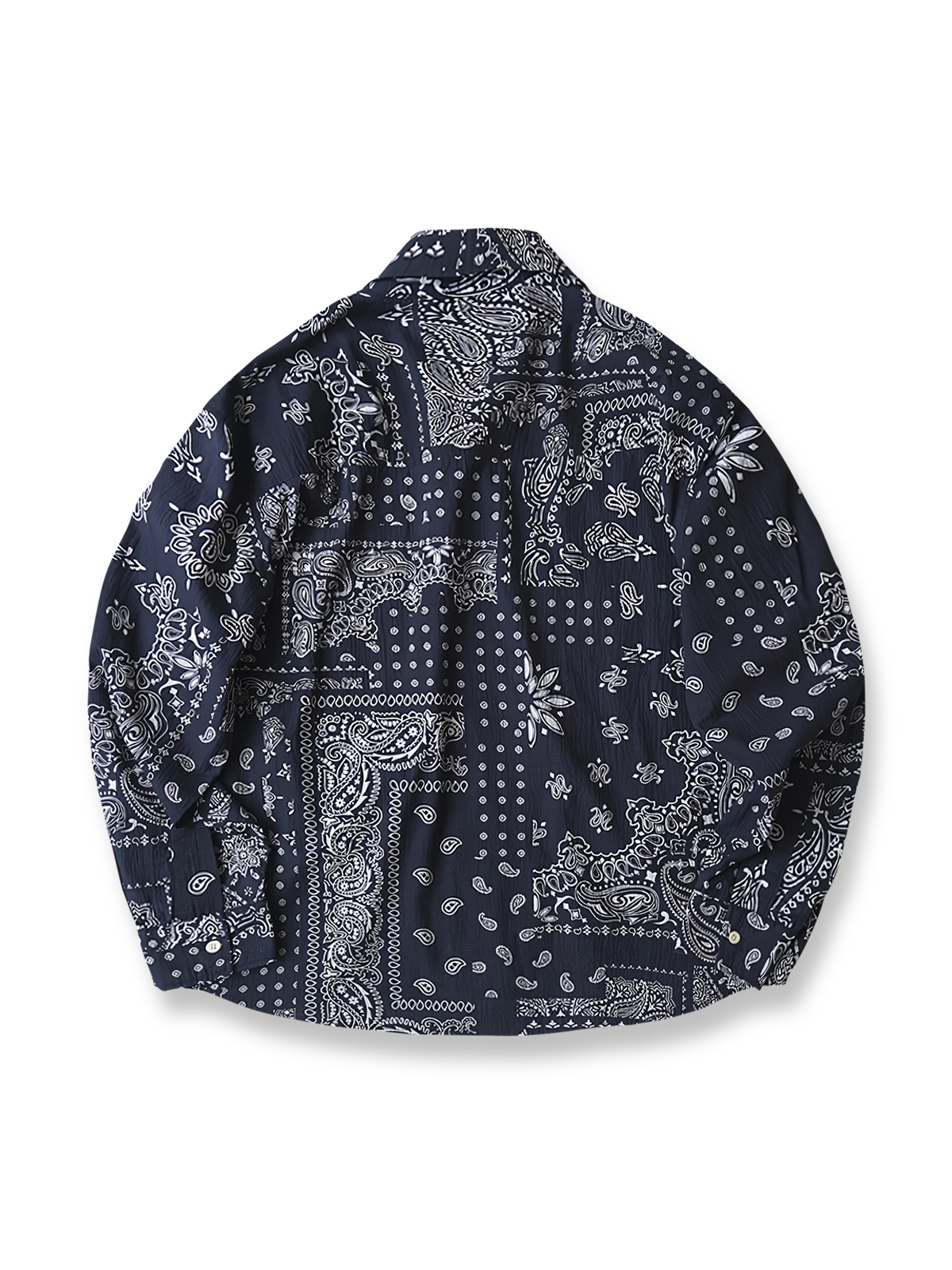 製品画像
ペイズリー柄シアサッカーシャツの正面デザイン。アメリカンバンダナ文化を反映した不規則なプリントパターンと、軽量で通気性の高いシアサッカー生地が特徴
詳細画像
3つのポケットと独特なシワ感を持つシアサッカー生地のディテール。18針/3cmの高密度縫製工法による精密な仕上がりが際立つ