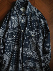 製品画像
ペイズリー柄シアサッカーシャツの正面デザイン。アメリカンバンダナ文化を反映した不規則なプリントパターンと、軽量で通気性の高いシアサッカー生地が特徴
詳細画像
3つのポケットと独特なシワ感を持つシアサッカー生地のディテール。18針/3cmの高密度縫製工法による精密な仕上がりが際立つ