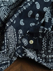 製品画像
ペイズリー柄シアサッカーシャツの正面デザイン。アメリカンバンダナ文化を反映した不規則なプリントパターンと、軽量で通気性の高いシアサッカー生地が特徴
詳細画像
3つのポケットと独特なシワ感を持つシアサッカー生地のディテール。18針/3cmの高密度縫製工法による精密な仕上がりが際立つ