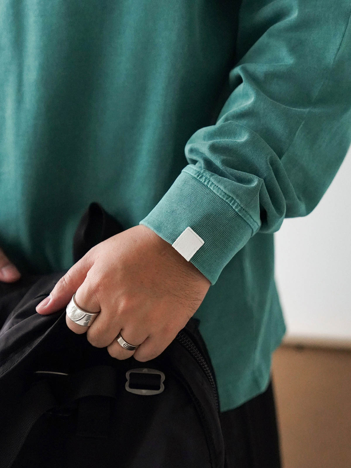 詳細画像
ネックライン周辺の精密な3cmあたり18針ステッチと、蝋染め加工で生まれる独特な色彩の層次感を特写。二重構造の肩テープとサイドステッチのディテールが、耐久性と快適な着心地を提供する仕上がり
モデル画像
ヴィンテージ蝋染めスウェットシャツを使った日式ワークウェアスタイルのコーディネート例。リラックス感あるドロップショルダーと、ストレートデニムパンツを合わせた自然体のヴィンテージスタイルを演出