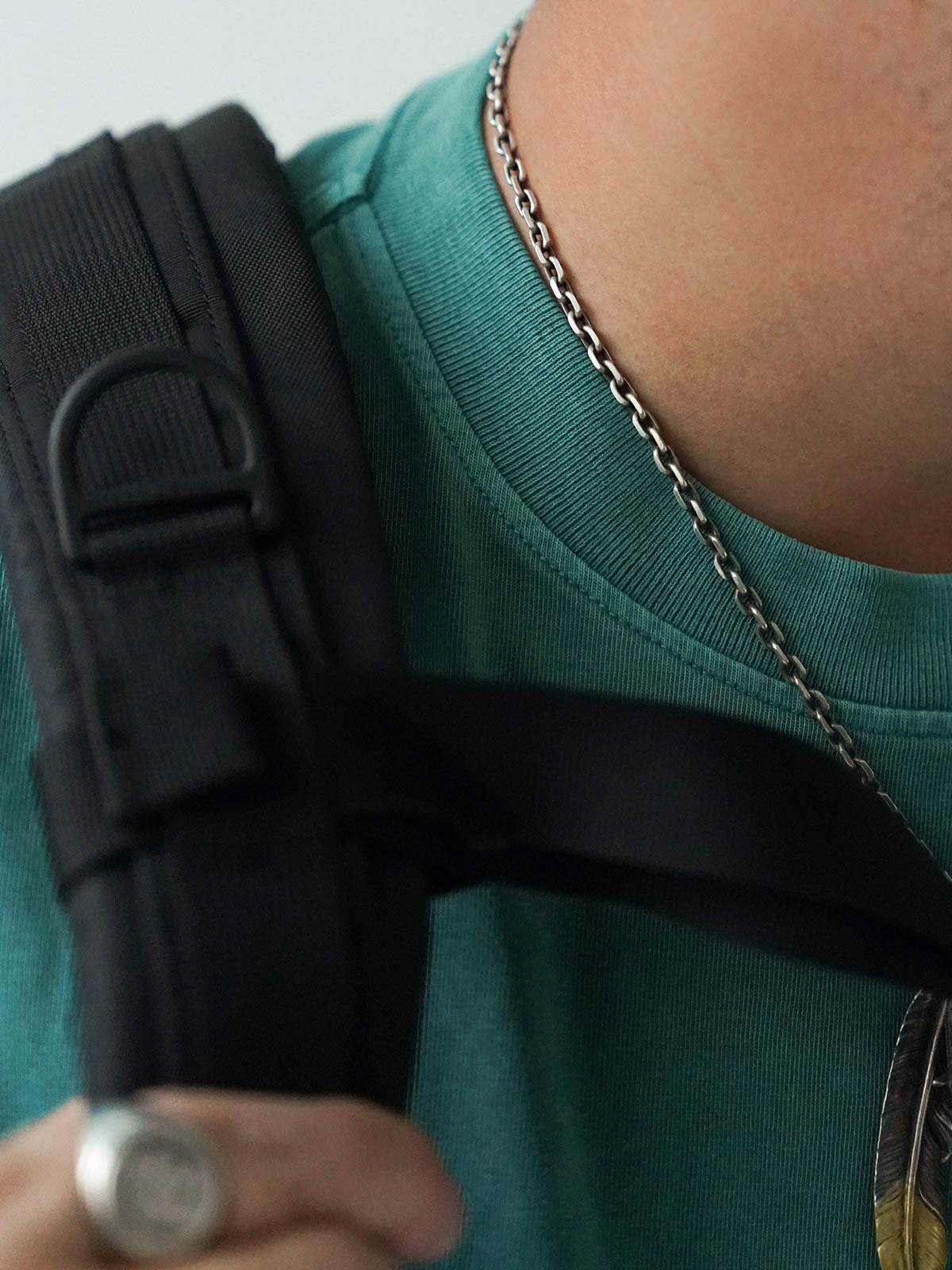 詳細画像
ネックライン周辺の精密な3cmあたり18針ステッチと、蝋染め加工で生まれる独特な色彩の層次感を特写。二重構造の肩テープとサイドステッチのディテールが、耐久性と快適な着心地を提供する仕上がり
モデル画像
ヴィンテージ蝋染めスウェットシャツを使った日式ワークウェアスタイルのコーディネート例。リラックス感あるドロップショルダーと、ストレートデニムパンツを合わせた自然体のヴィンテージスタイルを演出